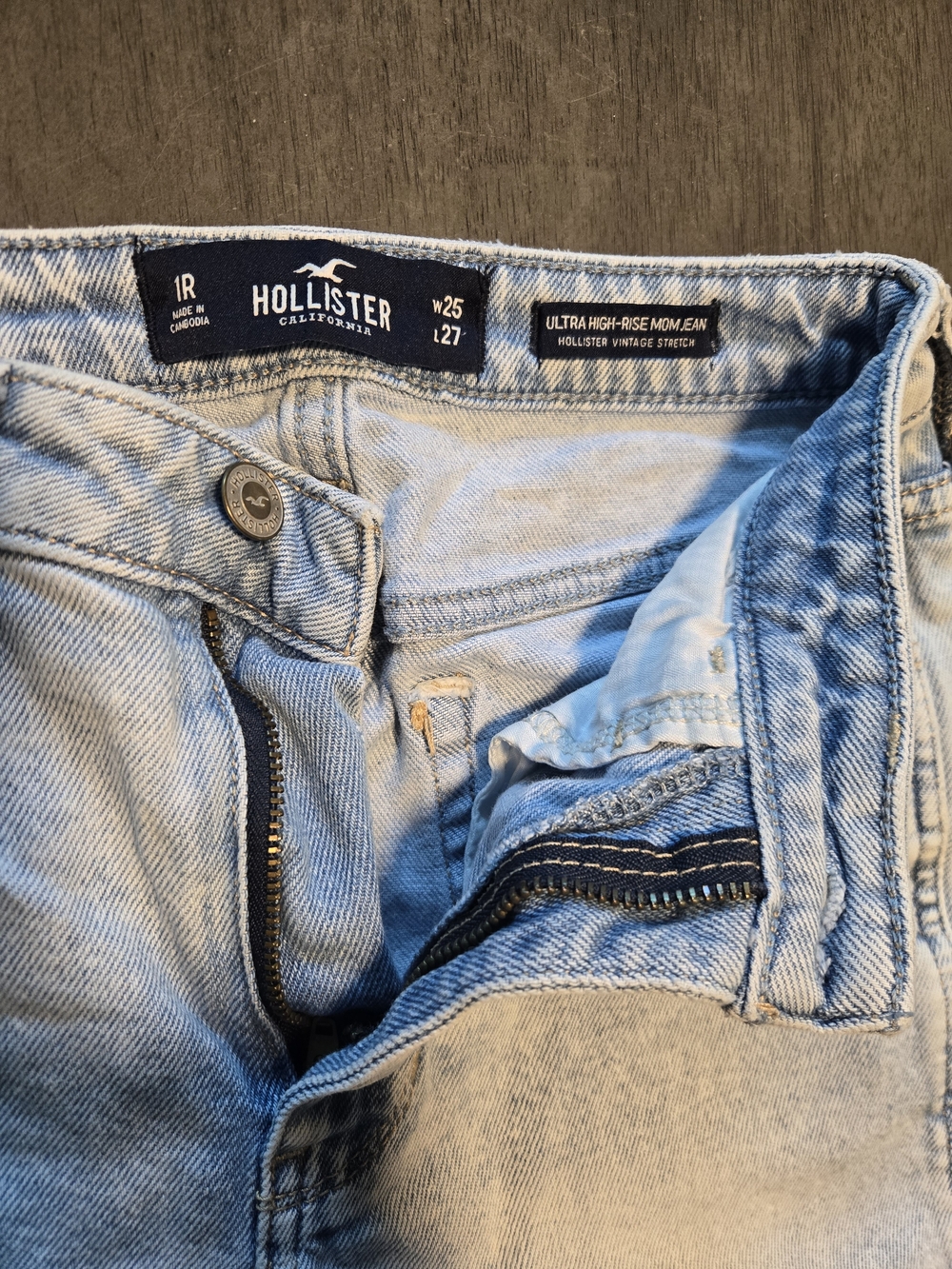 Hollister Slim Mom Jeans - Light Blue Wash